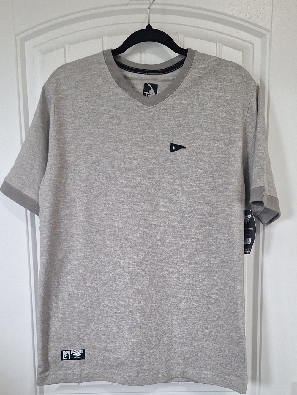 Brooklyn’s Own by Rocawear Men’s Gray V-Neck T-Shirt NWT Size M